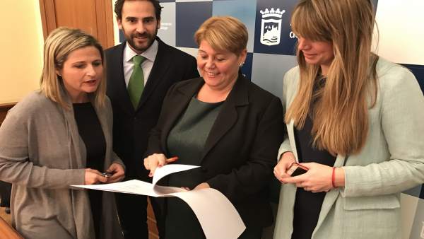 María del Carmen Moreno, con Martín Palop y Pérez en rueda de prensa María del Carmen Moreno, con Martín Palop y Pérez en rueda de prensa