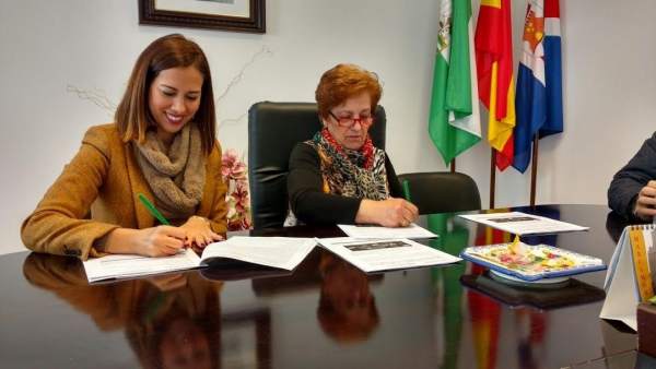 La delegada de Fomento, María José Bejarano, con alcaldesa de Santa Bárbara. La delegada de Fomento, María José Bejarano, con alcaldesa de Santa Bárbara.