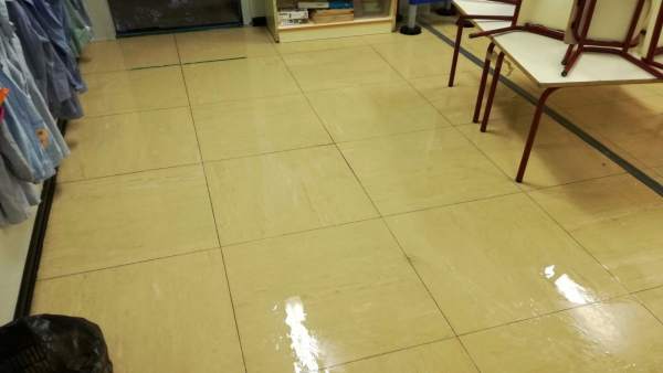 Pares del CEIP de La Canyada del Fenollar denuncien la inundació dels barracons Pares del CEIP de La Canyada del Fenollar denuncien la inundació dels barracons