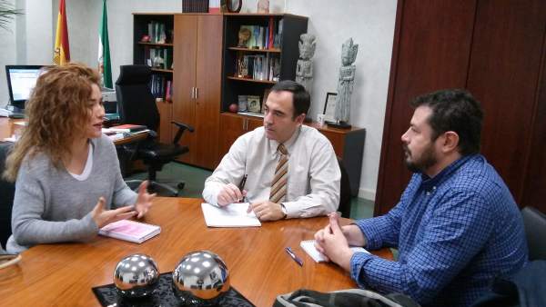 De la Torre (c), en la reunión con responsables de la Asociación La Muralla. De la Torre (c), en la reunión con responsables de la Asociación La Muralla.