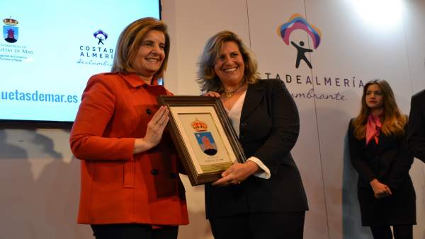 La ministra Fátima Báñez ha entregado un premio 'Castillo de las Roquetas'. La ministra Fátima Báñez ha entregado un premio 'Castillo de las Roquetas'.