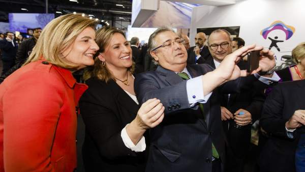 Los ministros de Interior y Empleo, en el stand de 'Costa de Almería'. Los ministros de Interior y Empleo, en el stand de 'Costa de Almería'.