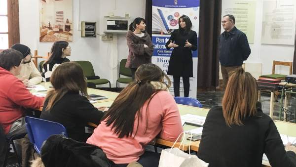 La diputada ha visitado a los alumnos del curso de servicio de vinos. La diputada ha visitado a los alumnos del curso de servicio de vinos.