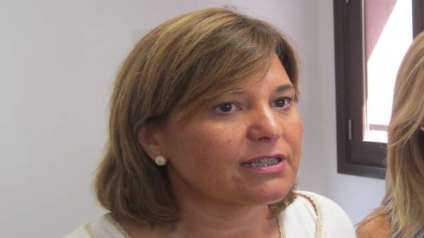 Isabel Bonig atendiendo a los medios de comunicación Isabel Bonig atendiendo a los medios de comunicación