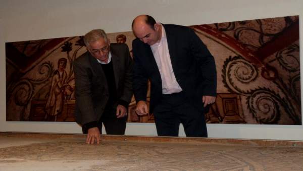 El director del Museo de Teruel, Jaime Vicente, y el diputado Juan Carlos Gracia El director del Museo de Teruel, Jaime Vicente, y el diputado Juan Carlos Gracia