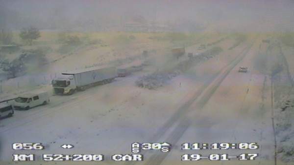 Carretera cortada por nieve, frío, nevada, temporal Carretera cortada por nieve, frío, nevada, temporal