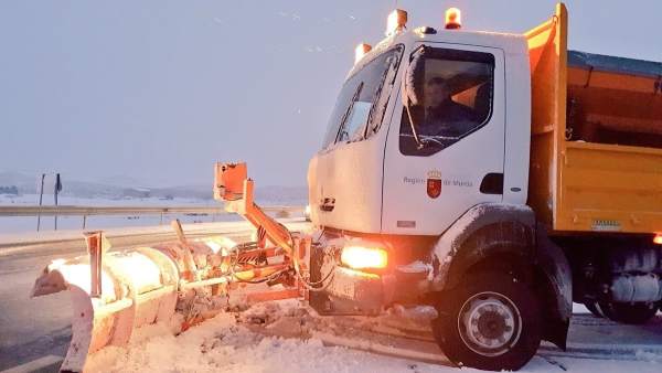 Carretera afectada por la nieve, nevada, frío Carretera afectada por la nieve, nevada, frío