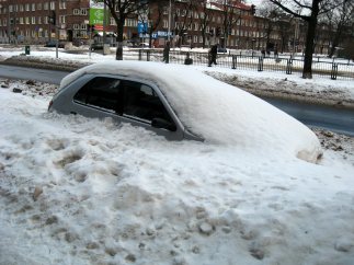 Coche atrapado por la nieve