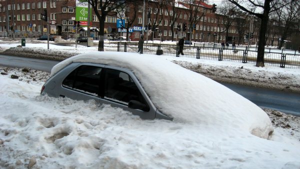 Coche atrapado por la nieve Coche atrapado por la nieve