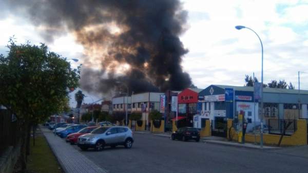 Incendio en una nave del polígono PISA en Mairena del Aljarafe Incendio en una nave del polígono PISA en Mairena del Aljarafe
