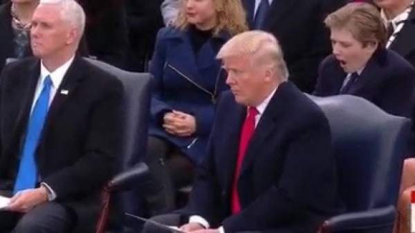 Barron Trump bosteza en la investidura de su padre como presidente de EEUU Barron Trump bosteza en la investidura de su padre como presidente de EEUU