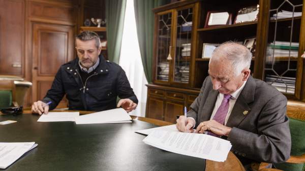 Gabriel Amat ha firmado con el alcalde de Partaloa el convenio de colaboración. Gabriel Amat ha firmado con el alcalde de Partaloa el convenio de colaboración.