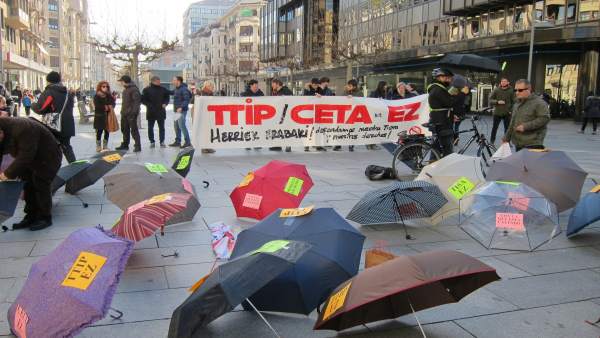 Concentración de paraguas contra el TTIP y el CETA Concentración de paraguas contra el TTIP y el CETA