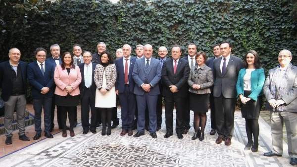 Ruiz (centro) y Santos (a su dcha.), con otros representantes institucionales Ruiz (centro) y Santos (a su dcha.), con otros representantes institucionales