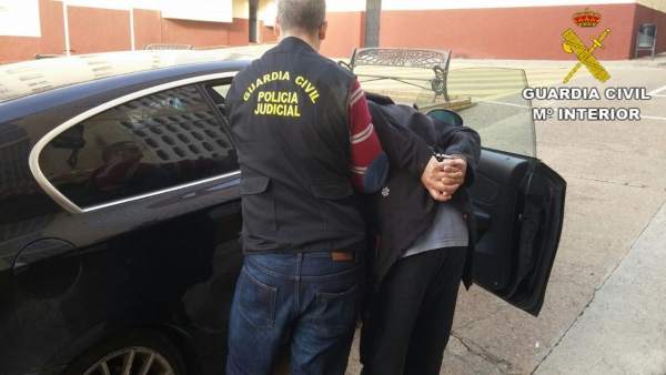 Momento de la detención de una de los supuestos autores de los robos Momento de la detención de una de los supuestos autores de los robos