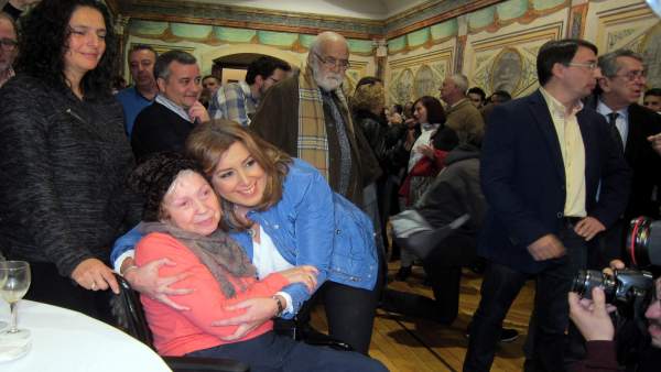 Susana Díaz se hace una foto con una militante del PSOE en su visita a Salamanca Susana Díaz se hace una foto con una militante del PSOE en su visita a Salamanca