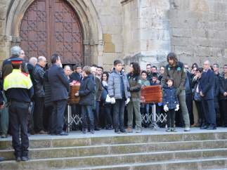 Carles Puigdemont asiste al funeral de los agentes rurales asesinados en Aspa