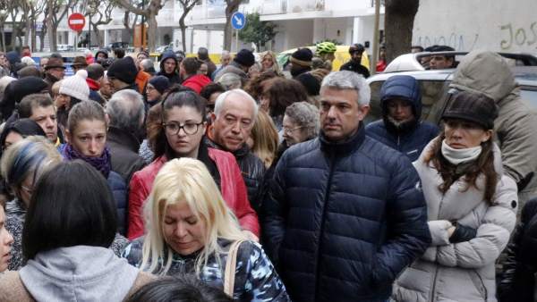 Vecinos de Blanes movilizándose para denunciar los recortes sanitarios después de la muerte de una niña de 8 años. Vecinos de Blanes movilizándose para denunciar los recortes sanitarios después de la muerte de una niña de 8 años.