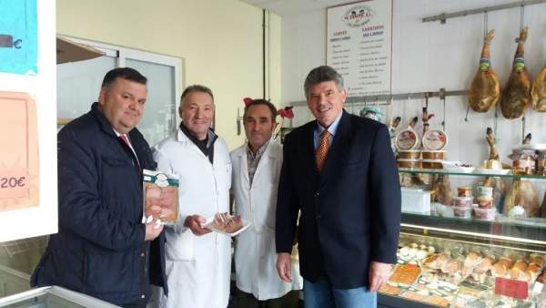 Zurera (izda.), durante su visita a Villaviciosa de Córdoba Zurera (izda.), durante su visita a Villaviciosa de Córdoba