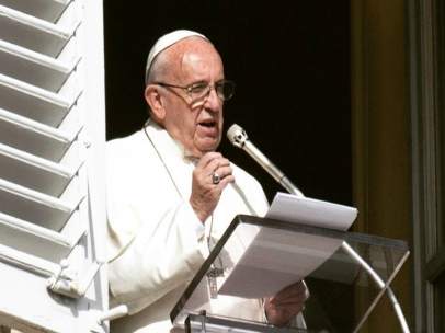 El Papa Francisco desde el balcón de su despacho en El Vaticano