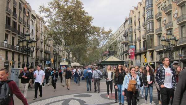 Turistas en la Rambla de Barcelona. Turistas en la Rambla de Barcelona.