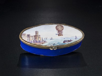 A small box featuring a mixed hot air and hydrogen balloon over the English Channel