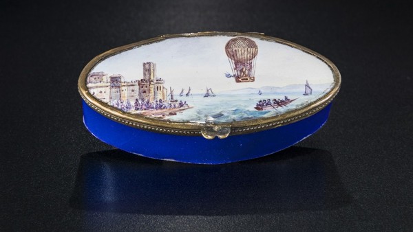 A small box featuring a mixed hot air and hydrogen balloon over the English Channel
A small box featuring a mixed hot air and hydrogen balloon over the English Channel