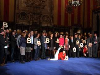 Foto de familia de los galardonados a los Premios Ciutat de Barcelona en 2016.