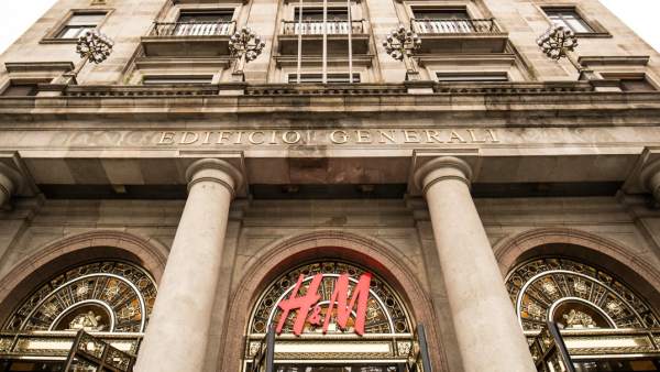 Fachada del edificio Generali del Passeig de Gràcia de Barcelona en el que se ubica la nueva 'flagship store' (tienda insignia) de la marca de moda H&M, la más grande de España. Fachada del edificio Generali del Passeig de Gràcia de Barcelona en el que se ubica la nueva 'flagship store' (tienda insignia) de la marca de moda H&M, la más grande de España.