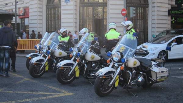Agentes de la Policía Local en la Plaza del Ayuntamiento tras la 'mascletà'. Agentes de la Policía Local en la Plaza del Ayuntamiento tras la 'mascletà'.