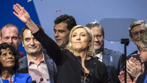 Marine Le Pen levanta la mano en el acto de apertura de campaña en Lyon. Marine Le Pen levanta la mano en el acto de apertura de campaña en Lyon.