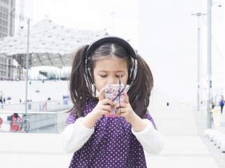 Niña con móvil