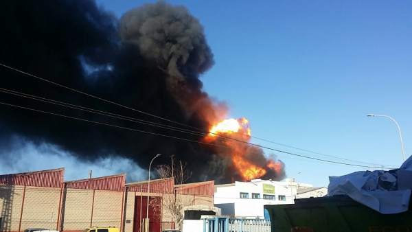 Incendio en una nave de productos químicos en Paterna Incendio en una nave de productos químicos en Paterna