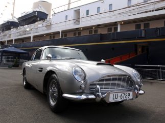 El coche de James Bond llega a París
