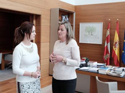 Clemente con la presidenta del Parlamento de Extremadura