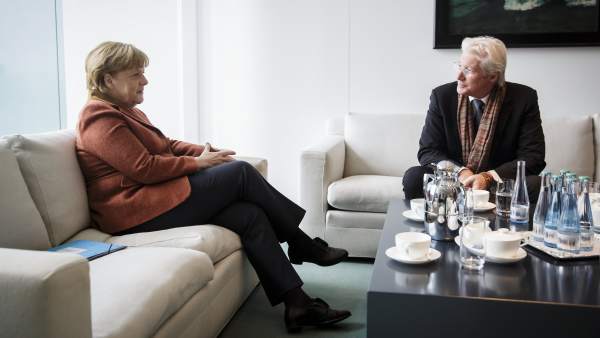 La canciller alemana Angela Merkel se reúne con el actor Richard Gere. La canciller alemana Angela Merkel se reúne con el actor Richard Gere.