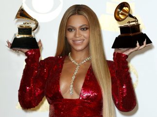 Beyoncé sonríe con sus dos Grammy