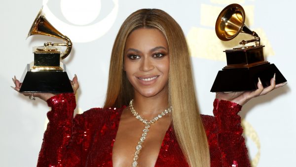Beyoncé sonríe con sus dos Grammy Beyoncé sonríe con sus dos Grammy