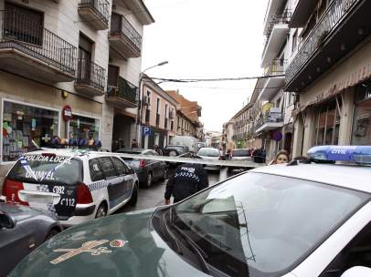 La calle de Daimiel en la que se ha producido el crimen machista, acordonada.