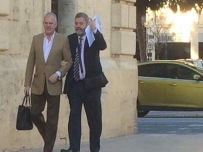 Pablo Crespo (esquerra imatge) a la seua arribada al TSJCV