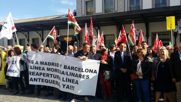 Francisco Cuenca asiste a la concentración en la estación de tren de la capital Francisco Cuenca asiste a la concentración en la estación de tren de la capital