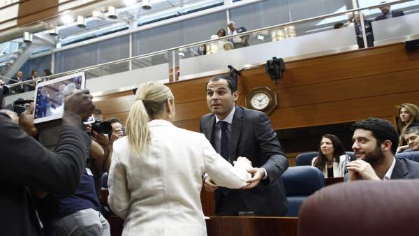 Ignacio Aguado y Cristina Cifuentes en la sesión de investidura Ignacio Aguado y Cristina Cifuentes en la sesión de investidura