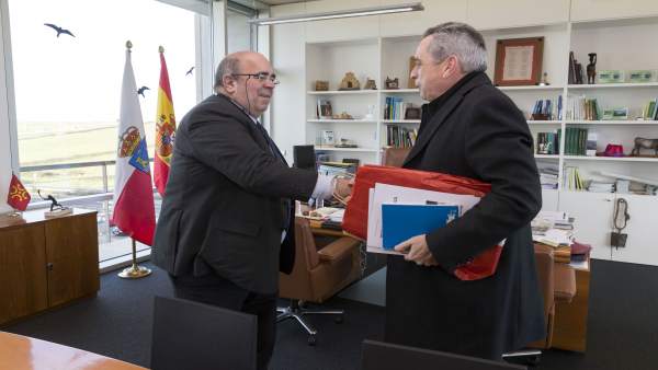 Oria recibe en su despacho al alcalde de Liérganes Oria recibe en su despacho al alcalde de Liérganes