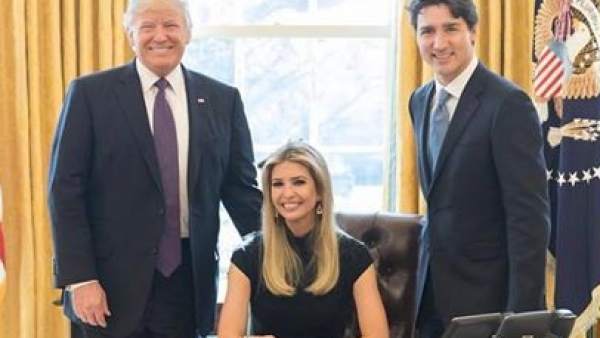 Ivanka Trump sentada en el despacho oval Ivanka Trump sentada en el despacho oval