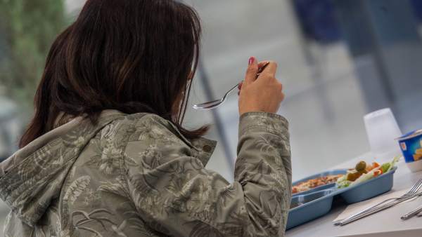 Una mujer en un comedor social. Una mujer en un comedor social.