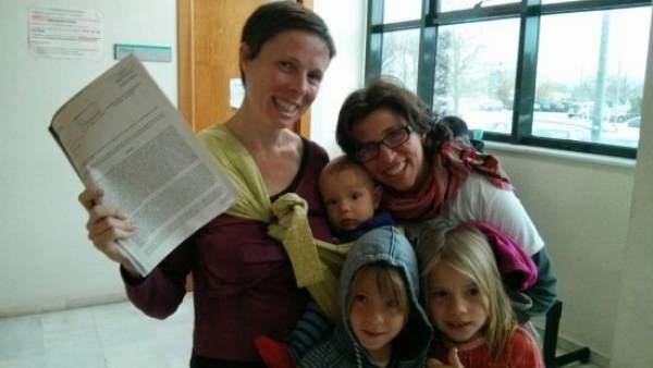 Brenda y María José, con sus tres hijos y la decisión judicial que les da la razón Brenda y María José, con sus tres hijos y la decisión judicial que les da la razón