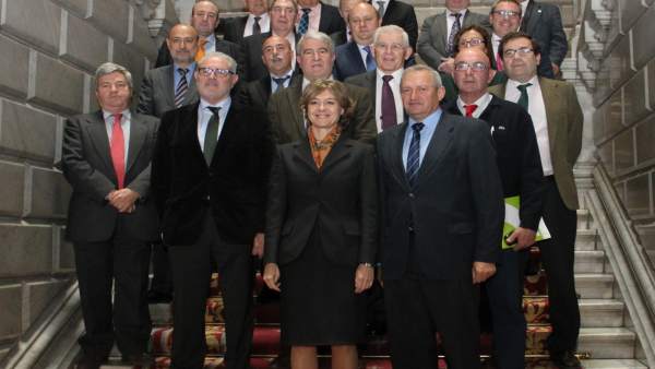 Los cooperativistas posan con la ministra Los cooperativistas posan con la ministra