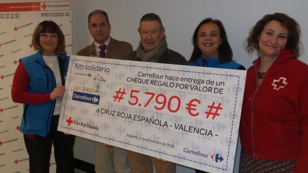 Carrefour dóna 5.790 euros a Creu Roja per a la compra d'aliments a xiquets en risc d'exclusió Carrefour dóna 5.790 euros a Creu Roja per a la compra d'aliments a xiquets en risc d'exclusió