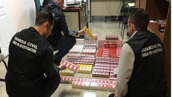 Agentes con las cajetillas de tabaco intervenidas Agentes con las cajetillas de tabaco intervenidas