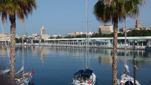 Atraque, muelle, barcos, náutico, turismo, turistas, palmeral, catedral, Málaga. Atraque, muelle, barcos, náutico, turismo, turistas, palmeral, catedral, Málaga.